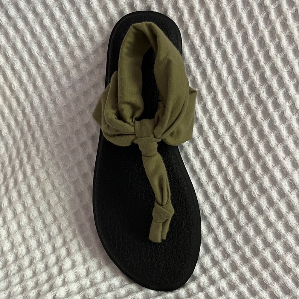 Sanuk,olive green,yoga mat sole,sandal, size 7, excellent condition, worn once